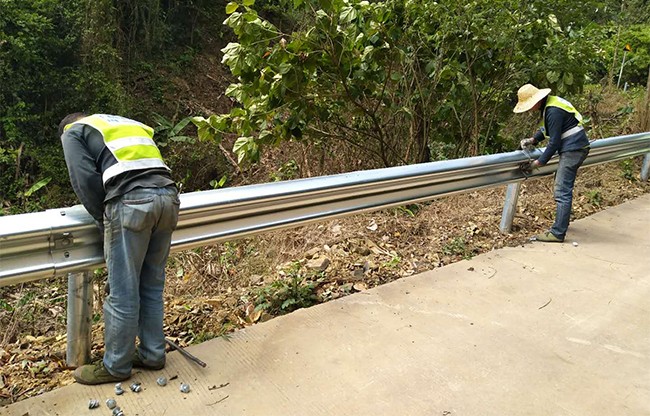 昌都高速公路护栏的定期维护与保养